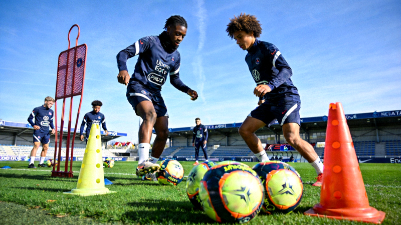 法甲青训营年轻球员在绿茵场上进行技术训练